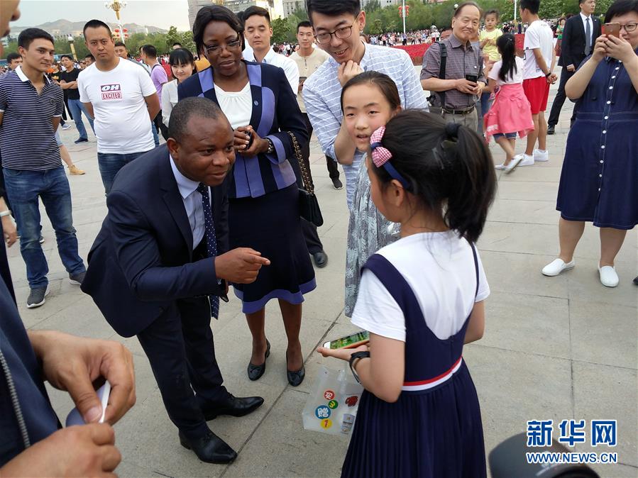 (圖文互動(dòng))(3)多國駐日內(nèi)瓦外交官走訪新疆稱贊經(jīng)濟(jì)發(fā)展社會(huì)和諧