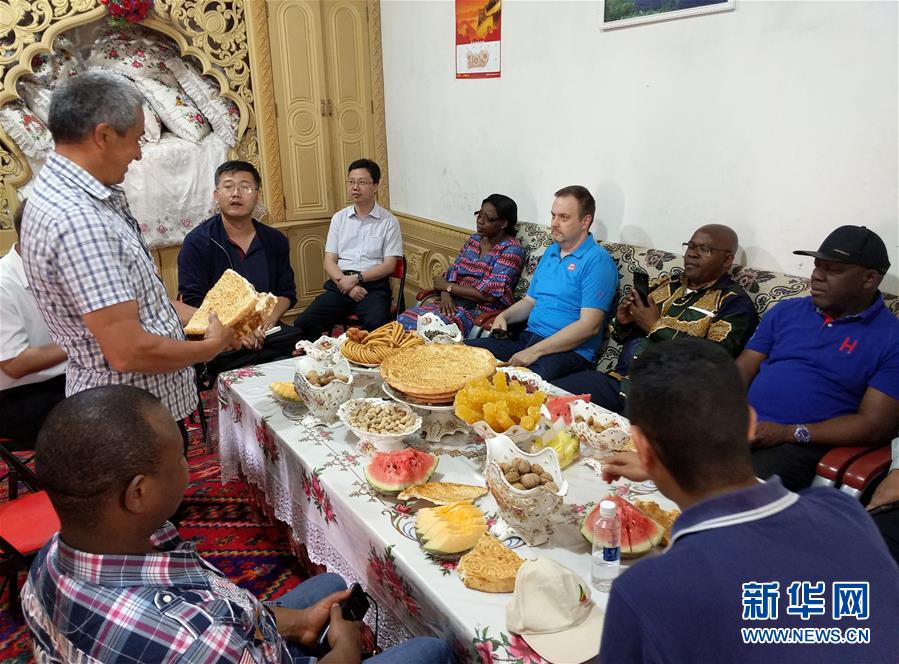 (圖文互動(dòng))(5)多國駐日內(nèi)瓦外交官走訪新疆稱贊經(jīng)濟(jì)發(fā)展社會(huì)和諧