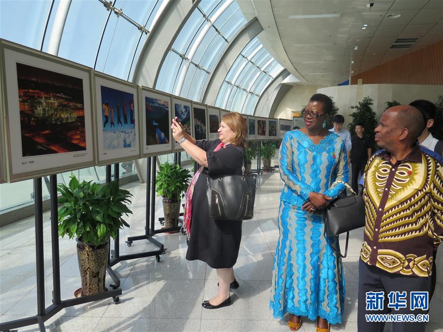 (圖文互動(dòng))(1)8國(guó)常駐日內(nèi)瓦外交官參訪新疆積極評(píng)價(jià)經(jīng)濟(jì)社會(huì)發(fā)展及去極端化舉措