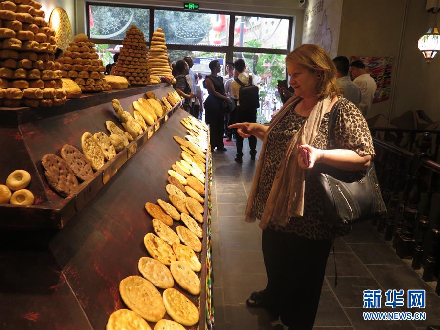 (圖文互動(dòng))(2)8國(guó)常駐日內(nèi)瓦外交官參訪新疆積極評(píng)價(jià)經(jīng)濟(jì)社會(huì)發(fā)展及去極端化舉措