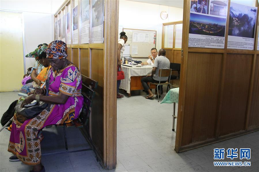 (國(guó)際·圖文互動(dòng))(2)通訊:讓中醫(yī)在納米比亞落地生根——記三屆援納醫(yī)療隊(duì)醫(yī)生褚海林