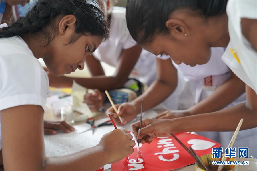 (國(guó)際·圖文互動(dòng))(4)通訊:“愛心是我們抗擊疾病最強(qiáng)的力量”——記斯里蘭卡德薇女子學(xué)校師生收到彭麗媛復(fù)信