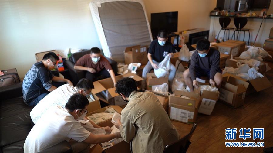 （國(guó)際疫情&middot;圖文互動(dòng)）（1）&ldquo;來(lái)自祖國(guó)濃濃的愛&rdquo;&mdash;&mdash;在美留學(xué)生領(lǐng)取&ldquo;健康包&rdquo;背后的故事