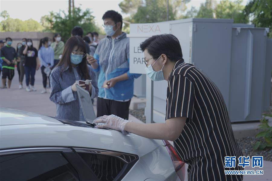 （國(guó)際疫情&middot;圖文互動(dòng)）（6）&ldquo;來(lái)自祖國(guó)濃濃的愛&rdquo;&mdash;&mdash;在美留學(xué)生領(lǐng)取&ldquo;健康包&rdquo;背后的故事