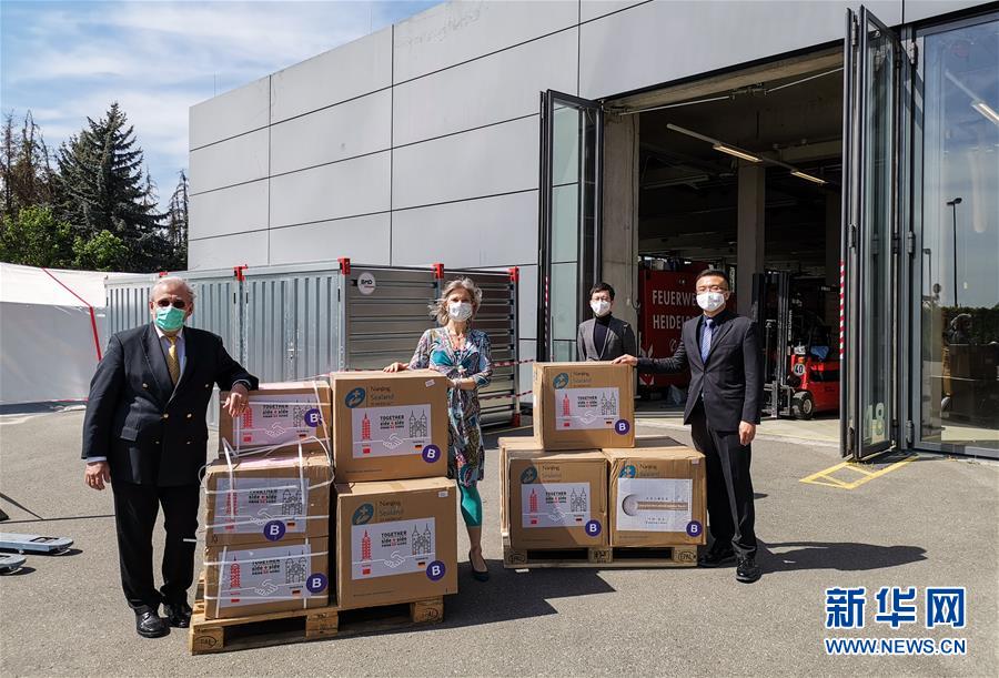 (國際疫情)(3)中國駐德使館將防疫物資送交拉貝后代