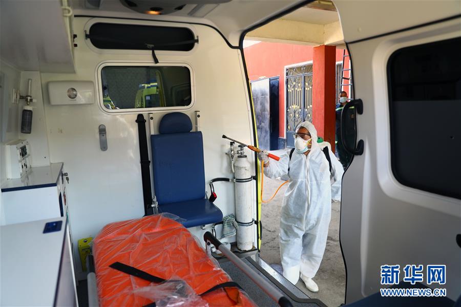 (國(guó)際疫情·圖文互動(dòng))(8)通訊:埃及救護(hù)車?yán)锏?ldquo;逆行者”