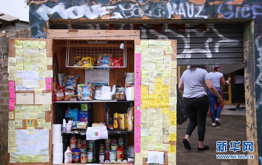 (全球抗疫進行時·圖文互動)(3)疫情下伸出的溫暖援手——澳大利亞悉尼市新鎮(zhèn)社區(qū)自助箱的故事