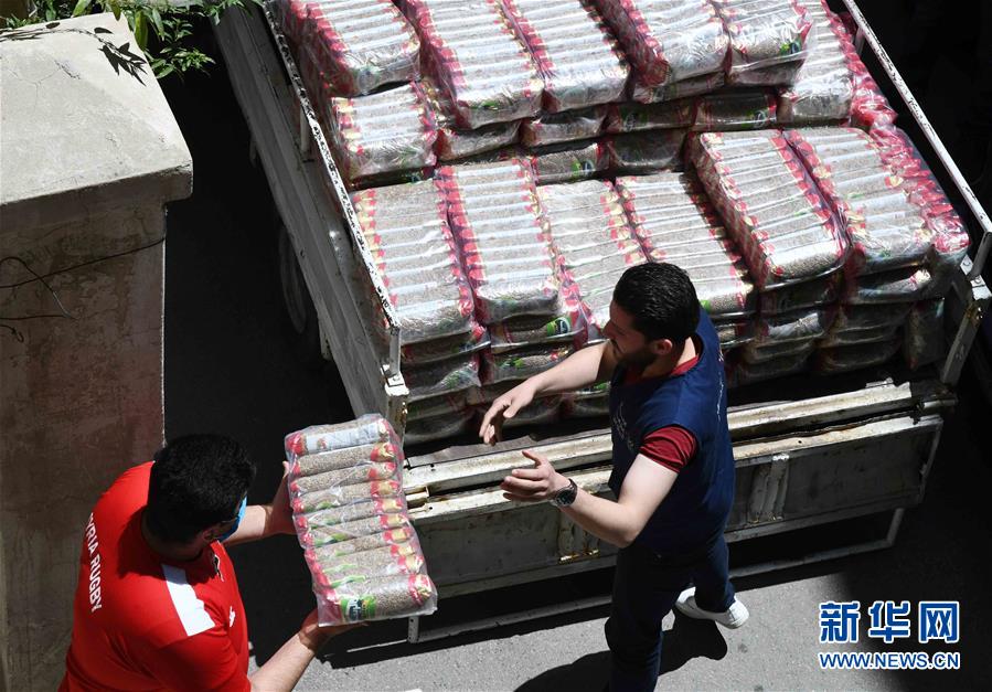 （國際疫情&middot;圖文互動）（1）通訊：疫情中，那抹笑容最難忘&mdash;&mdash;記向困難家庭發(fā)放愛心包裹的敘利亞青年志愿者