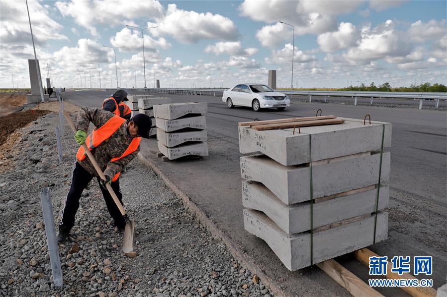 (新華全媒頭條·圖文互動(dòng))(5)寰球抗疫晝夜間