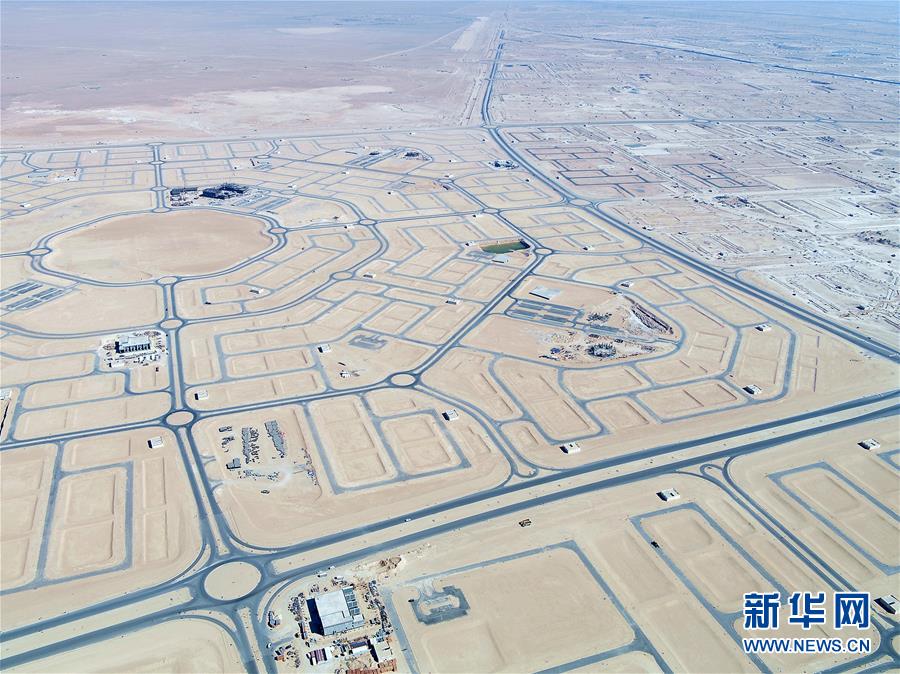 （國(guó)際疫情&middot;圖文互動(dòng)）（5）通訊：防疫、生產(chǎn)兩不誤，沙漠現(xiàn)&ldquo;棋盤&rdquo;&mdash;&mdash;記中企承建科威特住房基建項(xiàng)目