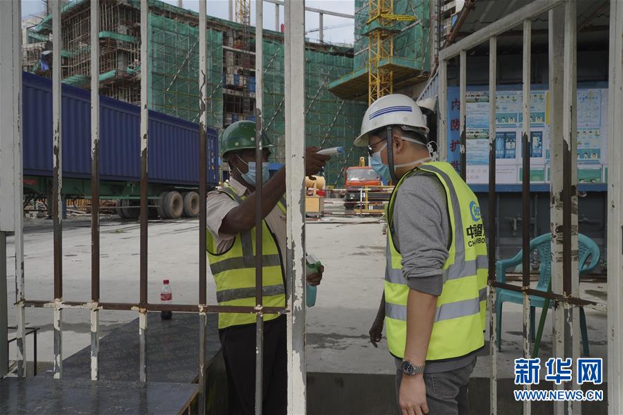 (國際·圖文互動)(3)中國港灣科倫坡房建項(xiàng)目復(fù)工目擊記