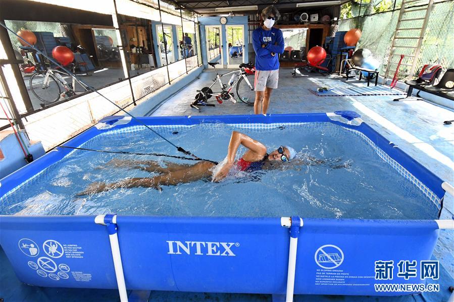 (全球抗疫進行時·圖文互動)(4)屋頂上的訓練場——古巴鐵人三項運動員疫情下居家訓練備戰(zhàn)奧運會