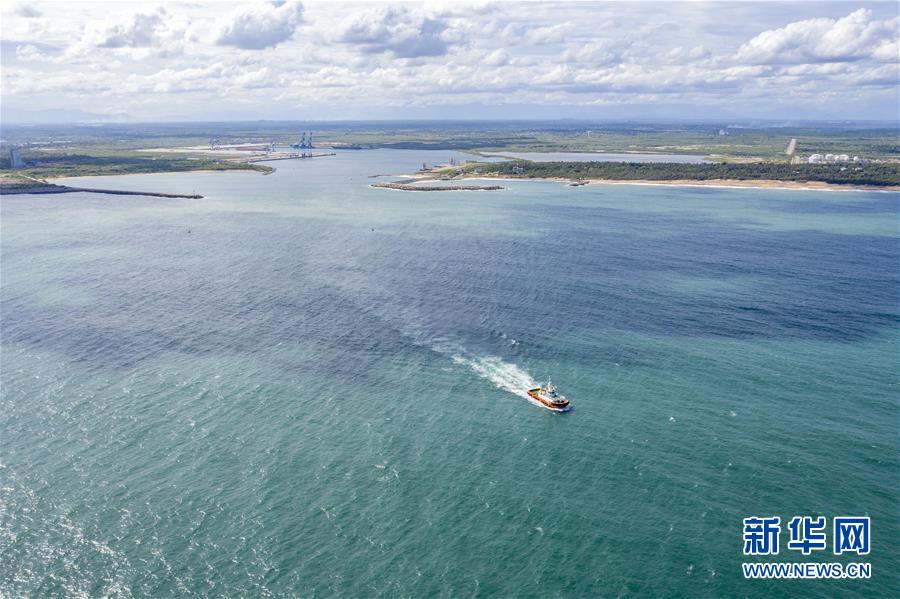 (國際·圖文互動)(4)在斯里蘭卡中國專家和中資企業(yè)助力油輪滅火