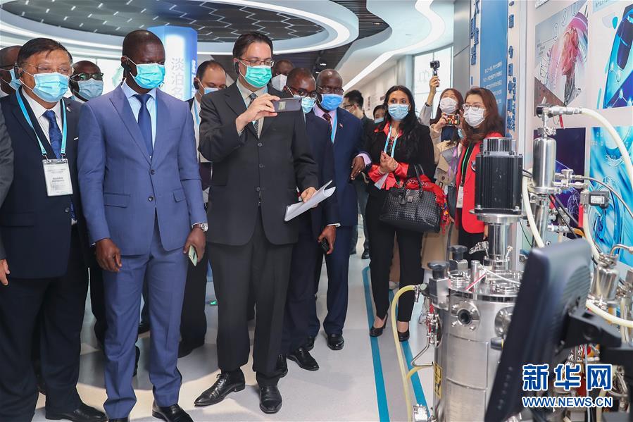 (圖文互動(dòng))(1)“中國承諾從不落空”——記非洲使節(jié)參觀國藥集團(tuán)了解新冠疫苗研發(fā)