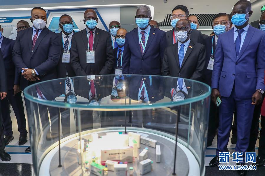 (圖文互動(dòng))(2)“中國承諾從不落空”——記非洲使節(jié)參觀國藥集團(tuán)了解新冠疫苗研發(fā)