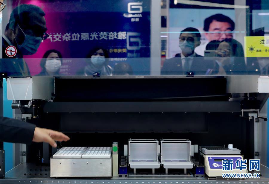 （第三屆進(jìn)博會&middot;圖文互動）（11）新疫苗、新療法，進(jìn)博會最&ldquo;火爆&rdquo;展區(qū)見聞