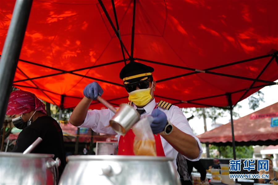 (國(guó)際·圖文互動(dòng))(6)通訊:前方總有機(jī)遇——記馬來(lái)西亞一位飛行員疫情下擺攤再就業(yè)