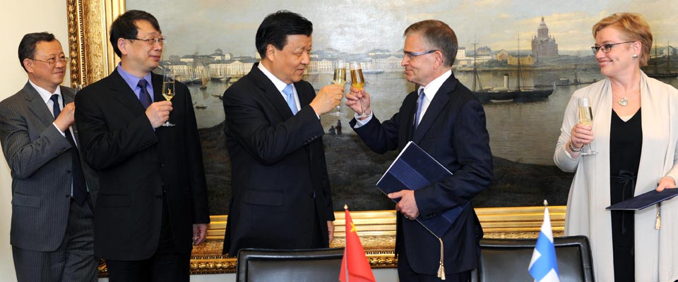 劉云山與赫爾辛基市長共同出席中芬有關文化藝術(shù)合作及交流活動的諒解備忘錄簽字儀式