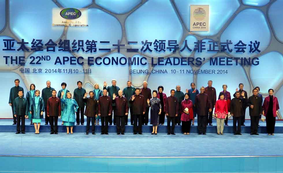 習近平和夫人彭麗媛與APEC各經濟體領導人及配偶集體合影