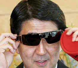 2015，安倍會繼續(xù)"暴走"嗎？