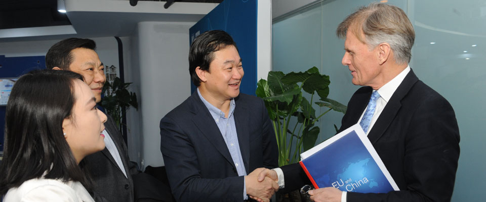 新華網(wǎng)董事長(zhǎng)、總裁田舒斌會(huì)見丹麥駐華大使裴德盛