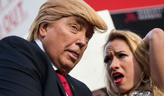 藝術(shù)家策劃山寨&ldquo;特朗普&rdquo;紐約招搖引圍觀(guān)