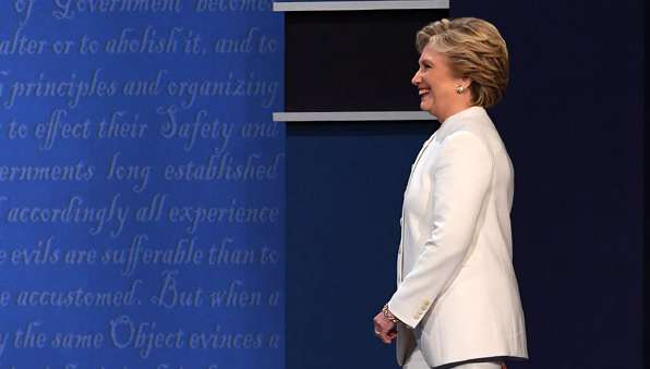 &ldquo;郵件門(mén)&rdquo;發(fā)酵：希拉里的&ldquo;水門(mén)丑聞&rdquo;還是FBI非法干政？