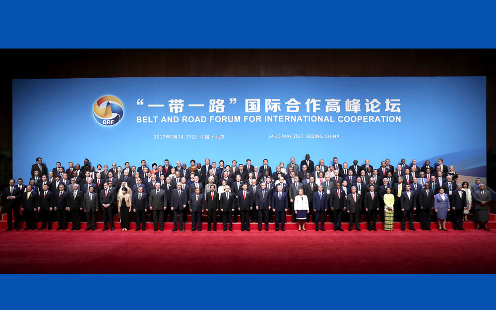 習(xí)近平同出席&ldquo;一帶一路&rdquo;國際合作高峰論壇的代表們合影