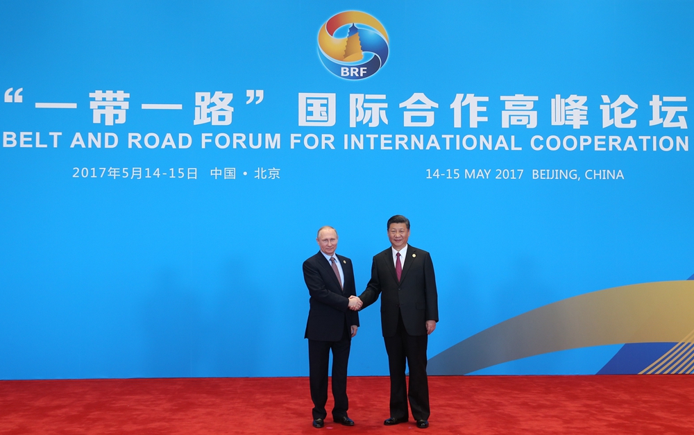 習(xí)近平迎接出席&ldquo;一帶一路&rdquo;國(guó)際合作高峰論壇圓桌峰會(huì)的領(lǐng)導(dǎo)人和國(guó)際組織負(fù)責(zé)人