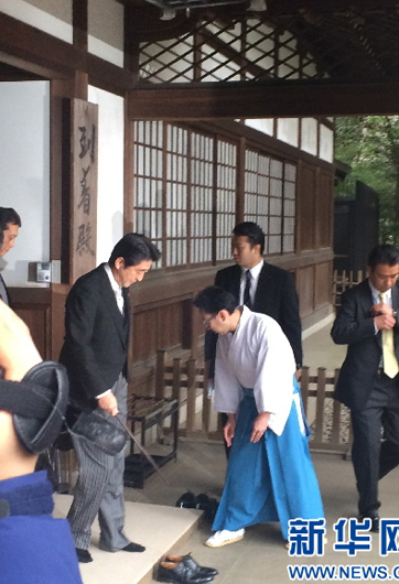 安倍為何不顧?quán)彿磳Γ瑘?zhí)意參拜？