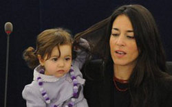 &ldquo;小萌女&rdquo;成歐洲議會會議?？?高清組圖)